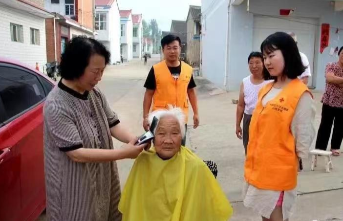 图为栗红连在进行义务理发