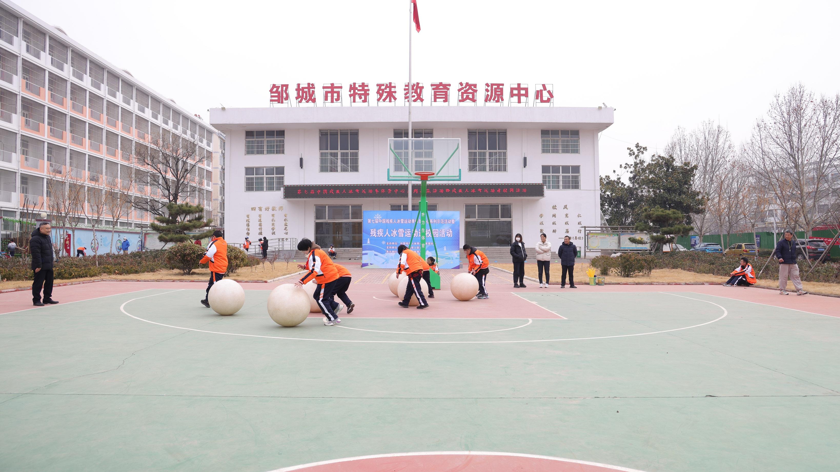图为活动现场