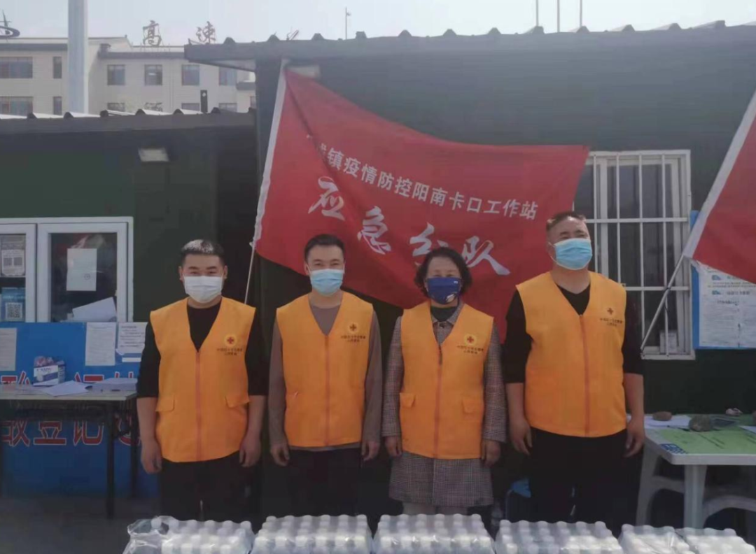 图为栗红连与爱心团队参与疫情防控工作