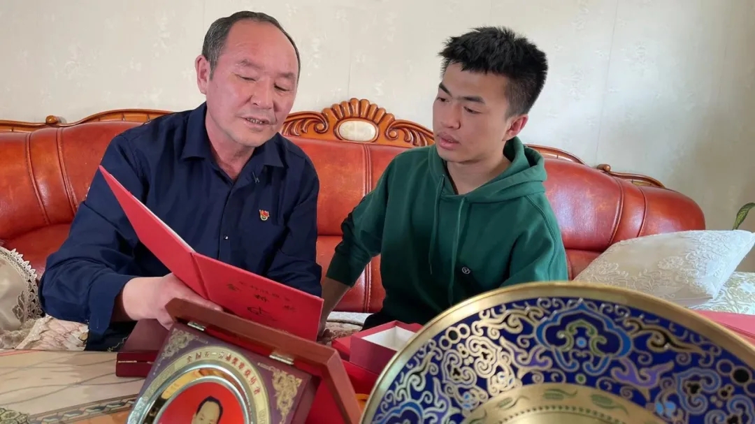 图左为朱马太 哈吉拜
