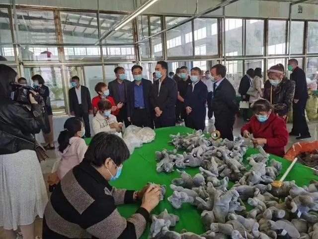 图为工人们在工作中