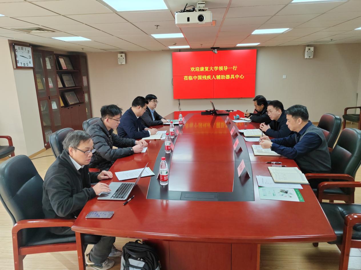 图为座谈交流