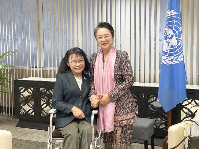 图为张海迪会见联合国亚太经社会执秘阿里沙赫巴纳