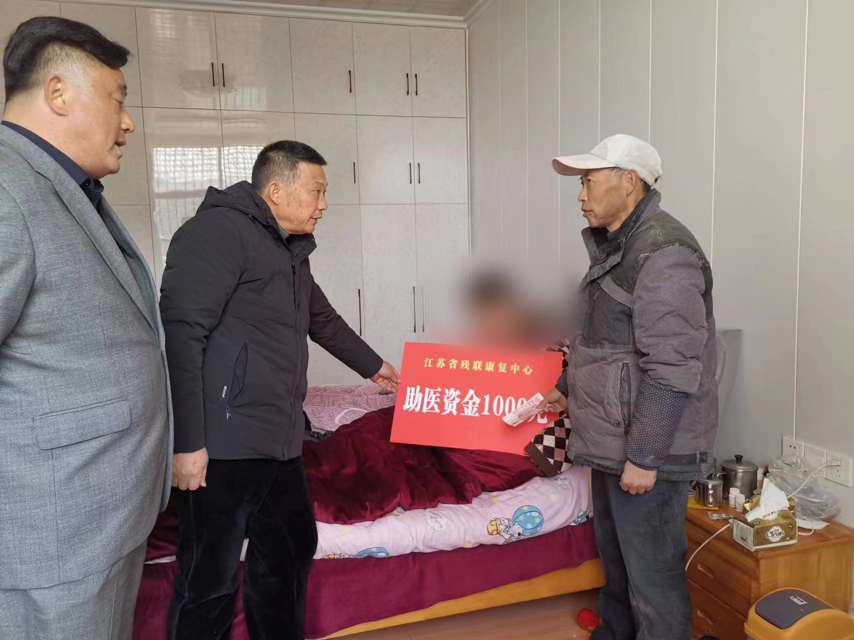 图为向小杨捐赠助医资金