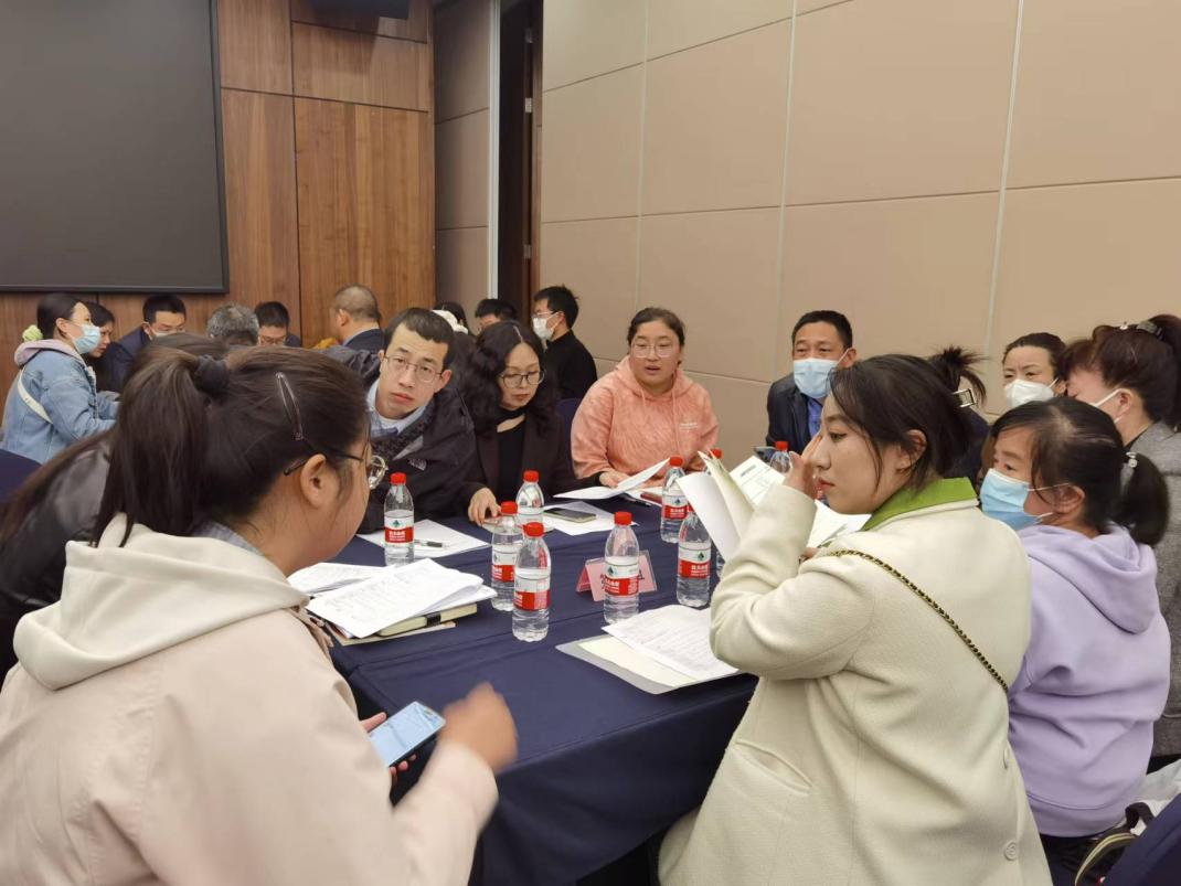 图为调查员分组进行模拟调查