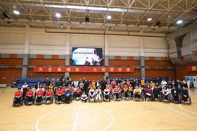 图为2023年全国轮椅篮球训练营合影
