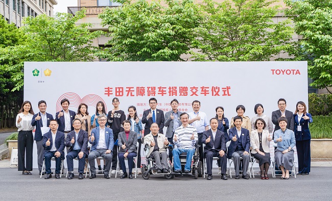 图为交车仪式与会嘉宾合影