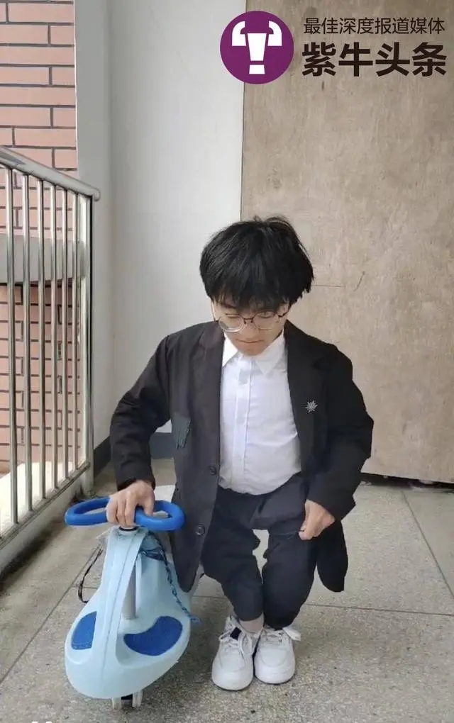 图为穿上仿生外骨骼张亮能够站立行走了