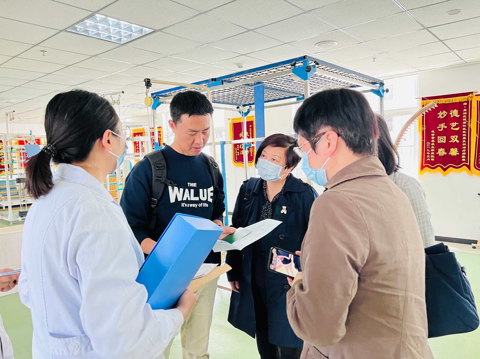 图为调研组在省级残疾人康复健身体育示范点开展调研