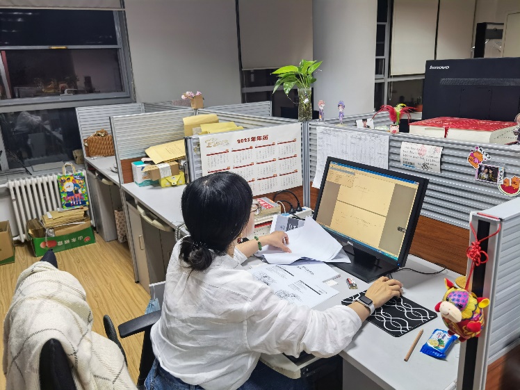 图为录入老师正在将会议材料译录为盲文