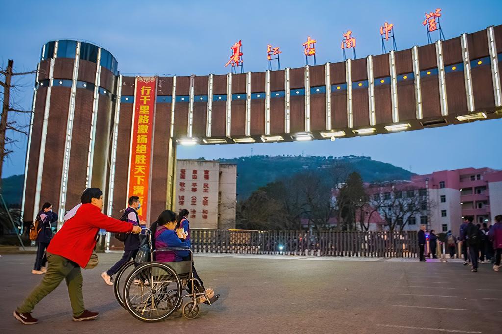 图为奶奶送王语洁上学