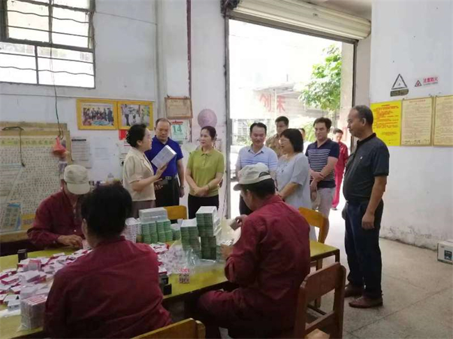 图为在玉林祥和源化工药业有限公司调研