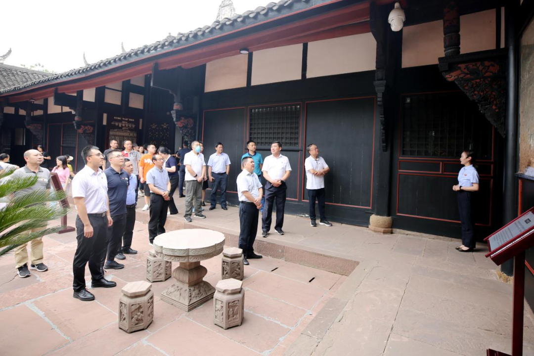 图为市残联机关全体干部职工参观杨尚昆故居