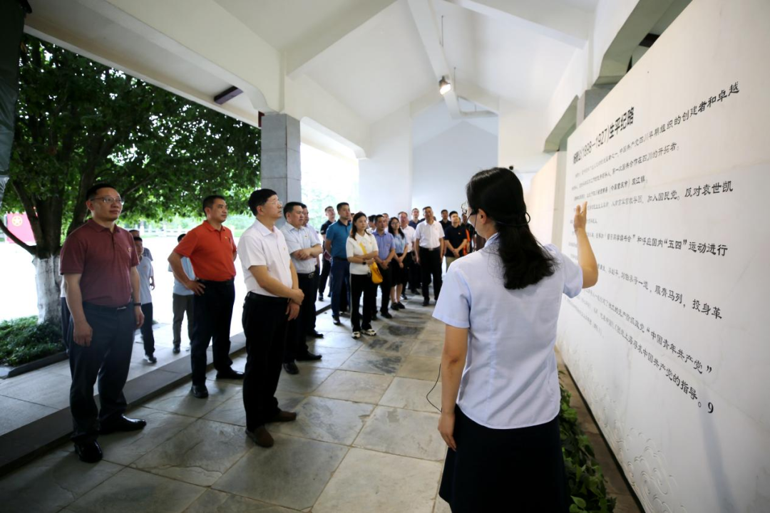 图为市残联机关全体干部职工认真聆听讲解