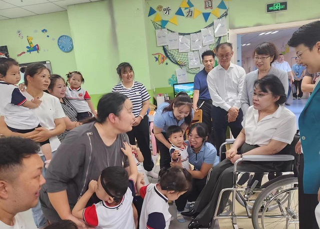 张海迪在山东调研残疾人康复工作