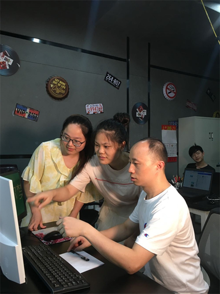图为团队讨论