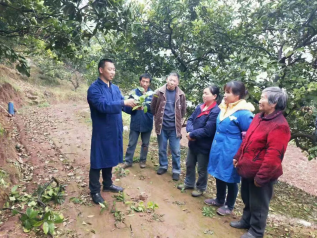 图为李进为学员进行技术指导