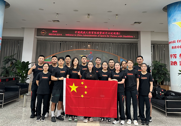 图为自行车队出访团组