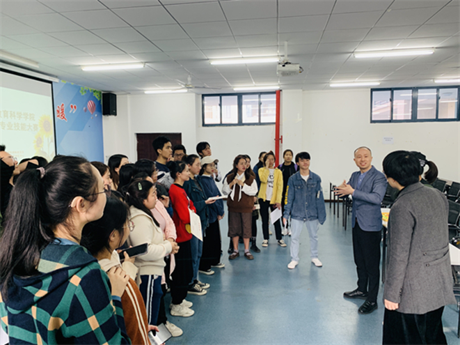 图为向学生传授创业心得