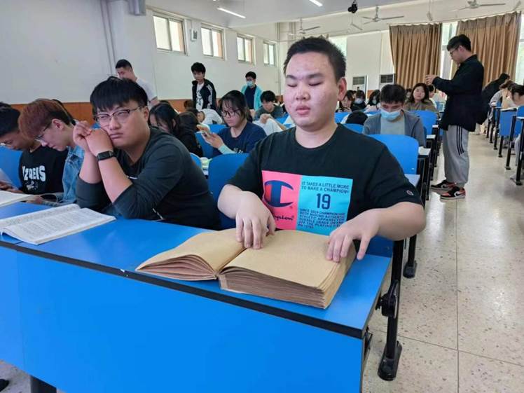 图为魏权平在河南推拿职业学院学习