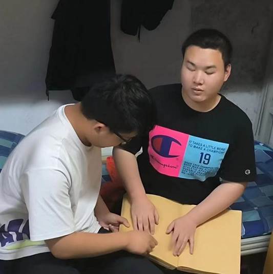 图为魏权平在学校宿舍学习