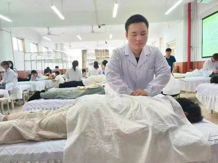 图为魏权平在河南推拿职业学院学习