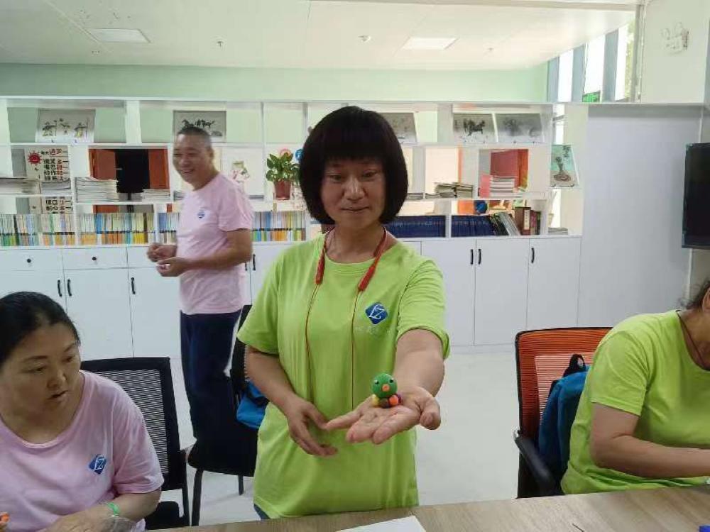 图为重度精神残疾人唐超正在辅助性就业机构从事手工制作