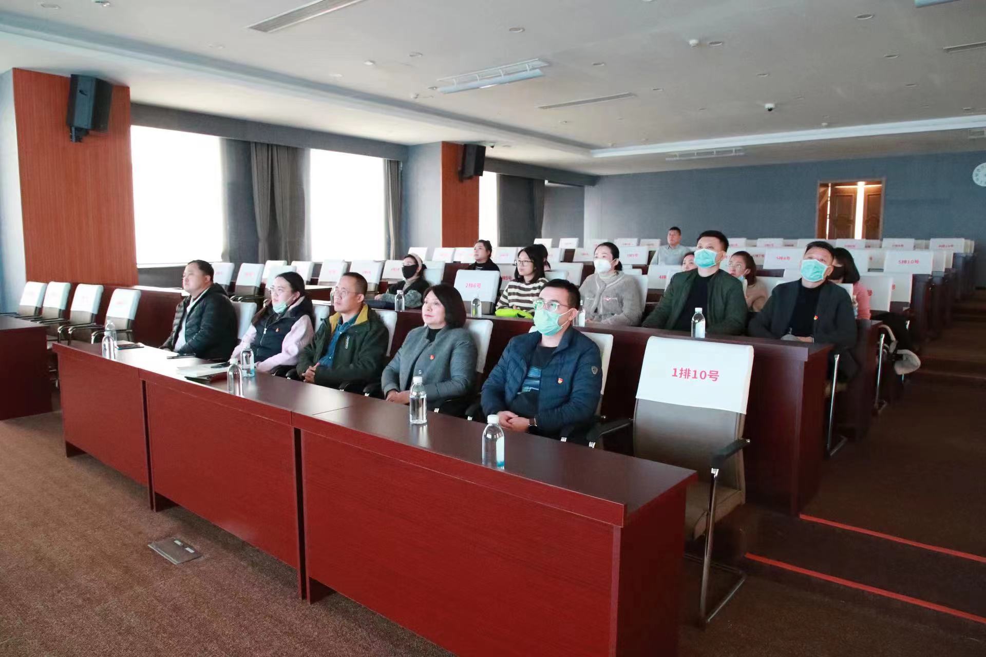 图为教育与社区服务部支部党员观看警示教育片
