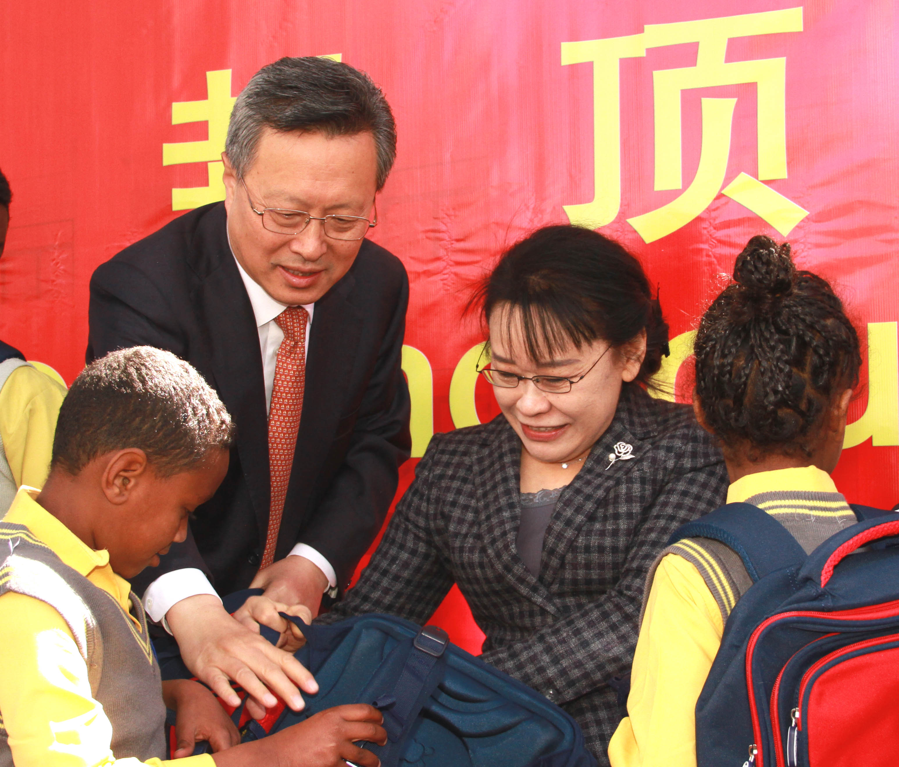 图为张海迪与驻埃塞大使赵志远为听障孩子发书包