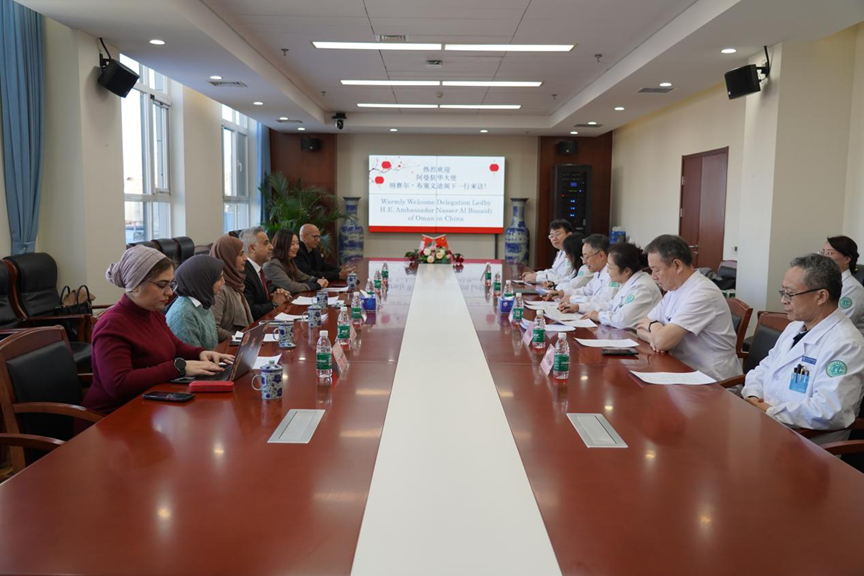 图为座谈现场