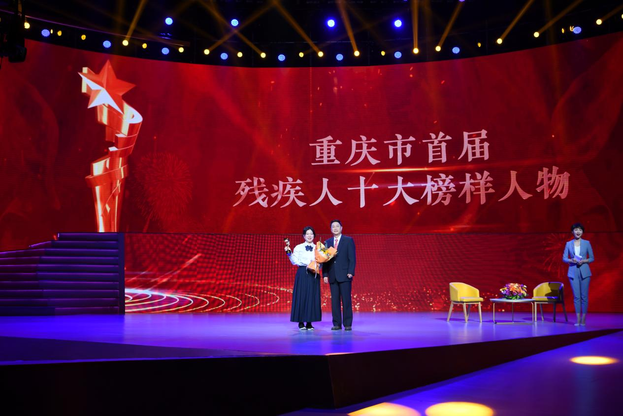 图为唐心一与当年救治她的主治医生合影