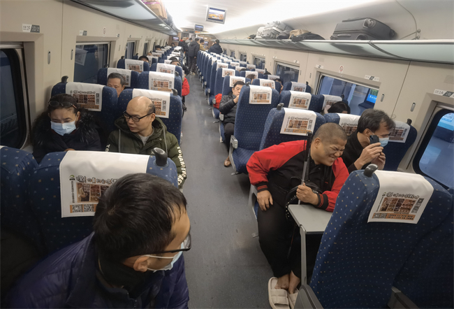 图为残疾人代表乘坐动车体验无障碍服务