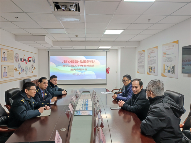 图为座谈现场