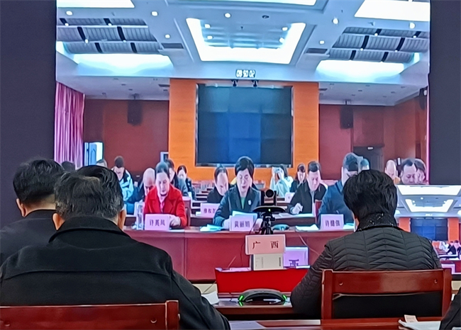 图为黄丽娟代表广西在会上作经验交流发言