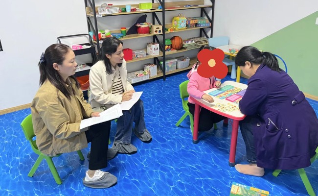 图为评估专家观察康复个训