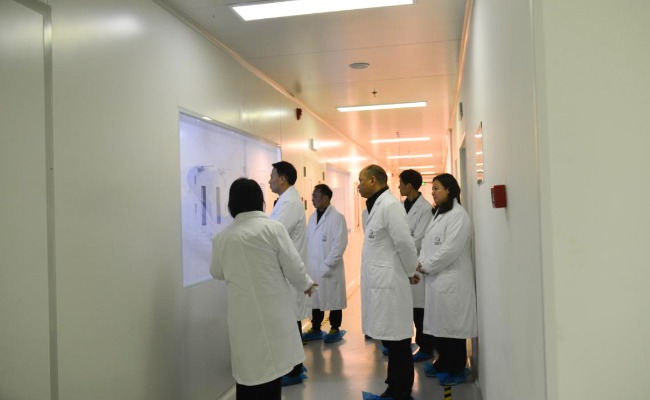 图为调研组一行在微智医疗器械有限公司调研企业研发生产情况
