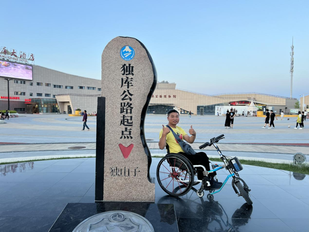 图为王万泽打卡独库公路