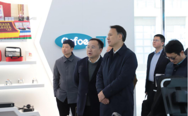 图为调研组一行在可孚医疗科技股份有限公司参观核心科技助残产品