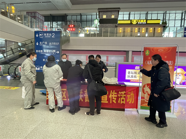 图为法治宣传活动现场