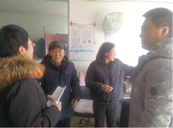 图为入户走访现场