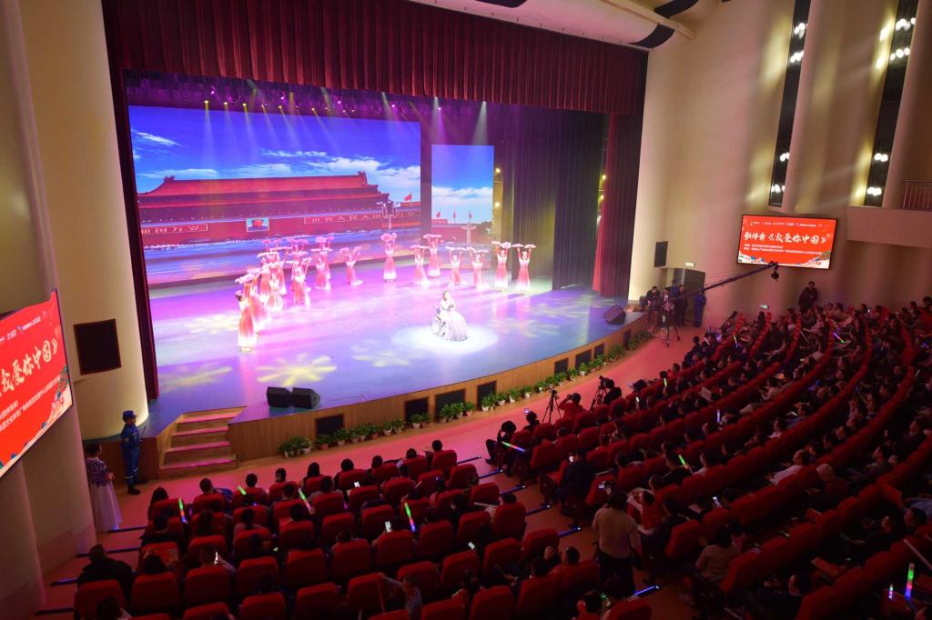 图为演出现场残疾人表演者精彩的表演