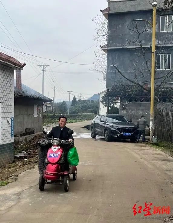 图为何明学骑电动车前往患者家里看病