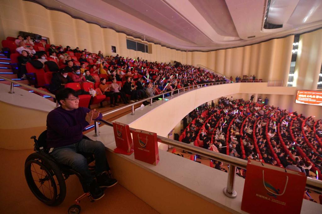 图为演出现场二楼观众席虚无坐席欣赏精彩的演出