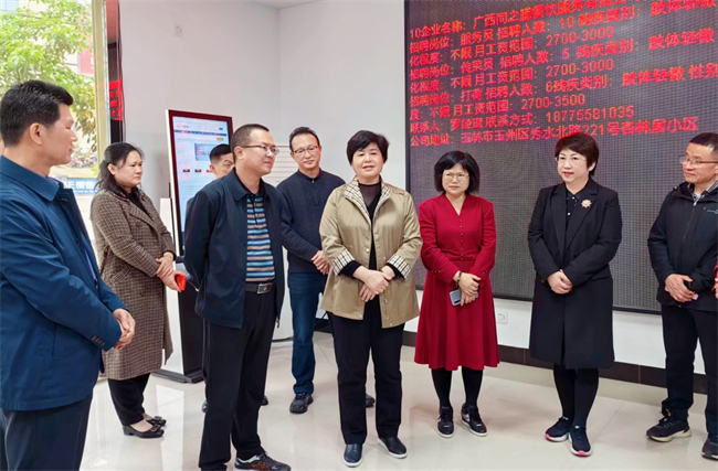 图为调研组在玉林市残疾人就业市场听取残疾人就业服务情况汇报