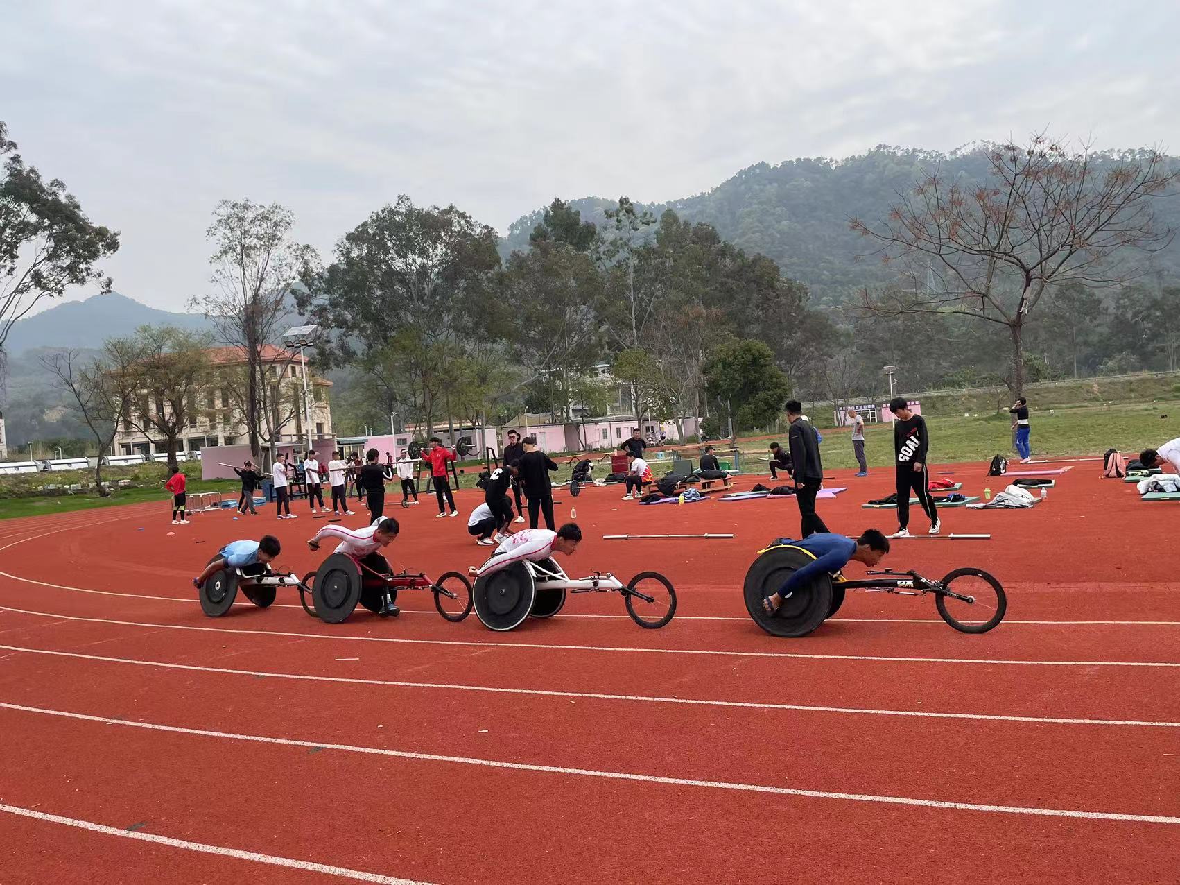 图为训练现场 图为训练现场