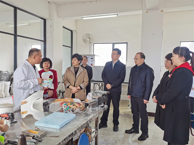 图为调研组在玉林市桂康肢残者服务中心调研