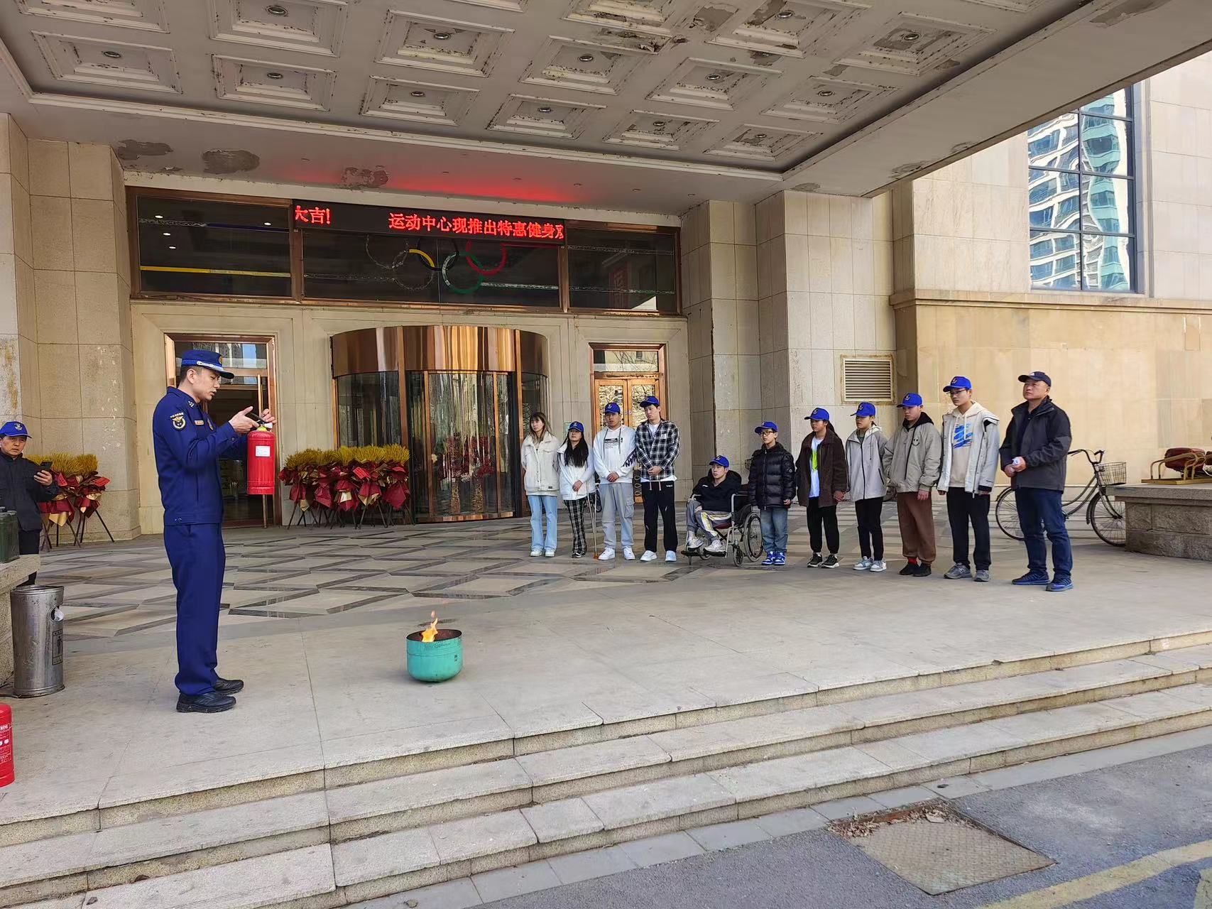 图为消防演练现场 图为消防演练现场