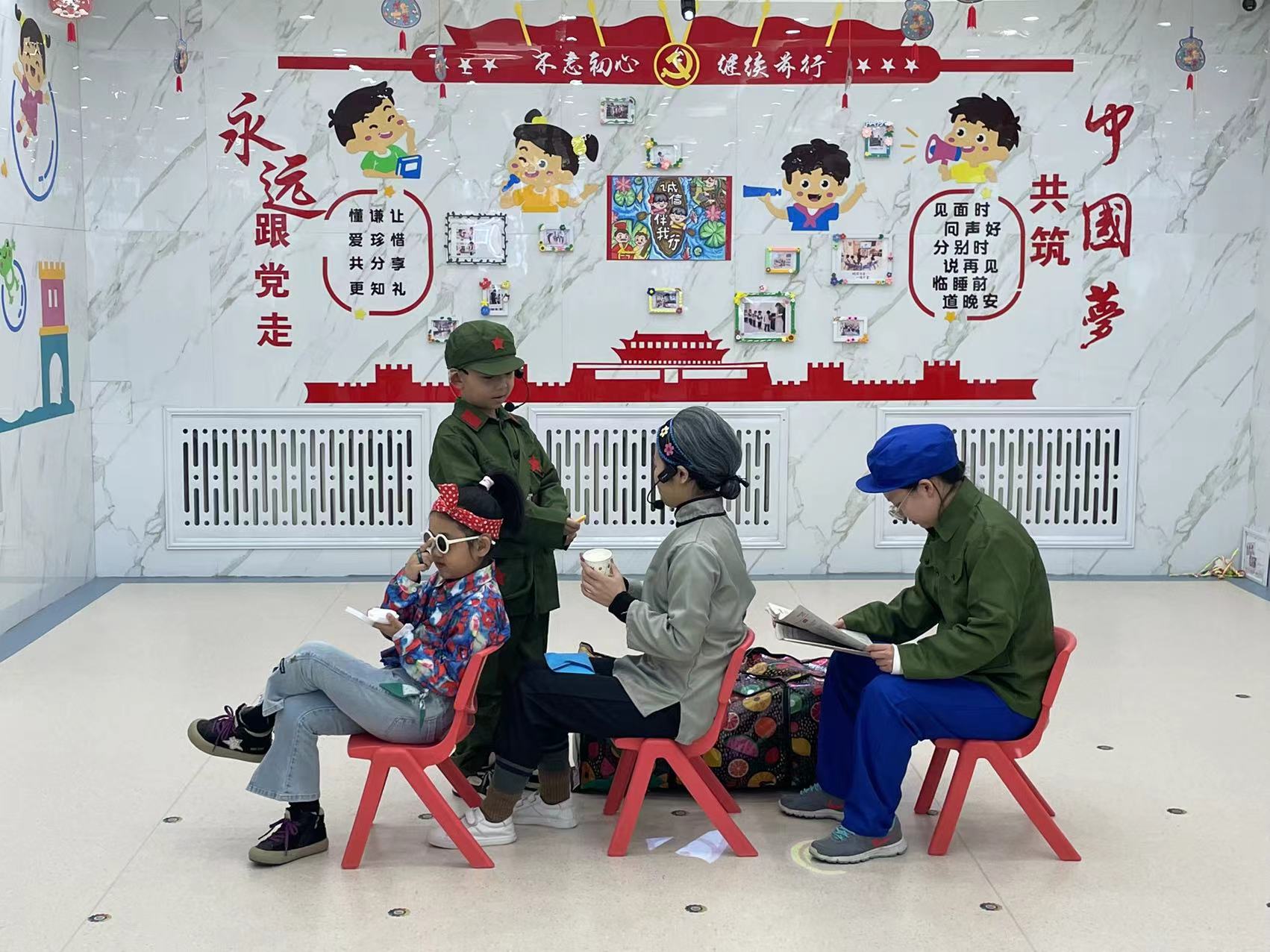 图为听障儿童表演学雷锋主题情景剧