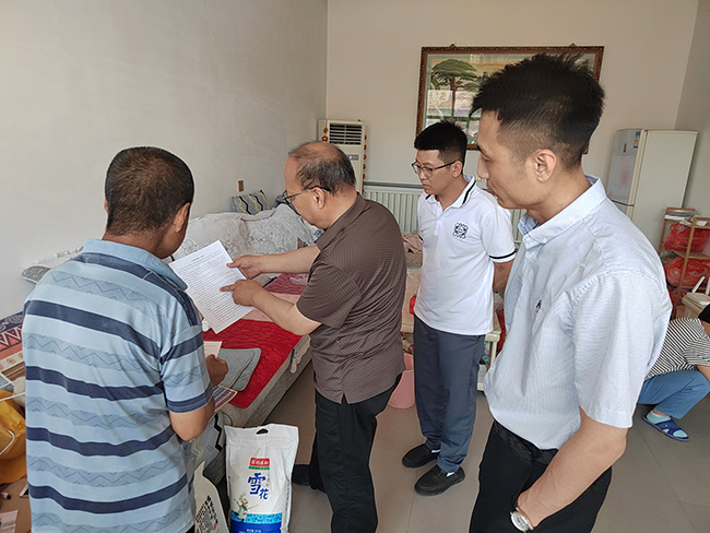图为残疾人专职委员入户了解残疾人需求
