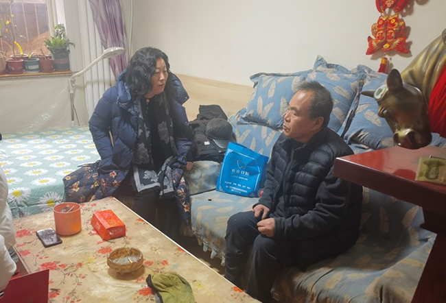 图为滨海新区残联在新港街开展联系帮扶工作